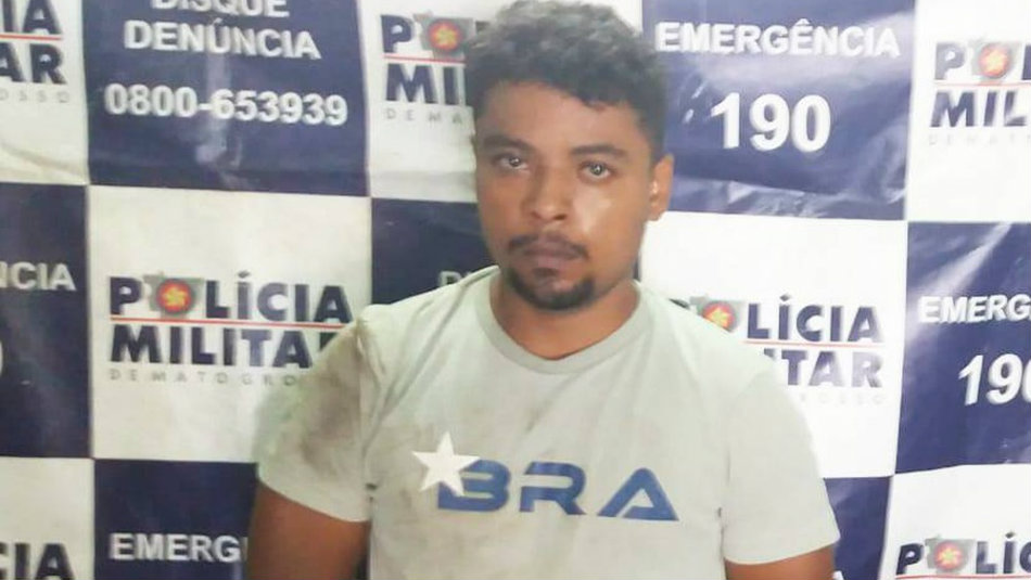 Suspeito estava andando descalço quando foi preso Suspeito estava andando descalço quando foi preso